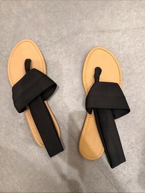 Shoe Dazzle Black Strap Toe-Loop Sandals with Tan Footbed